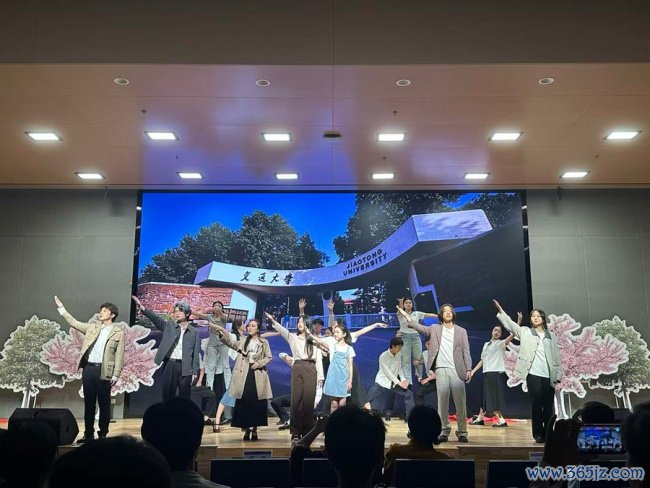 图片包含 室内, 天花板, 东谈主, 东谈主们    形容已自动生成