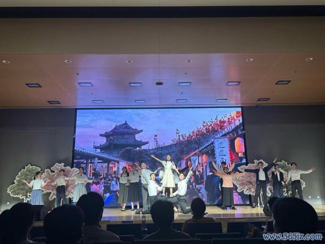 东谈主们在看台上的东谈主在房间里    中度着实度形容已自动生成