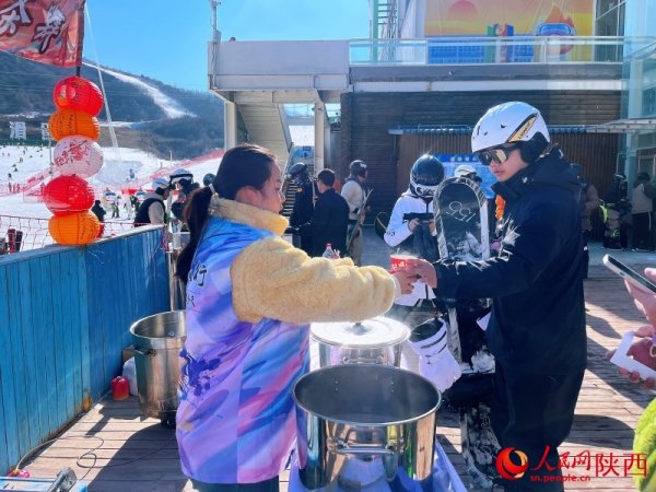 体育游戏app平台东说念主民网记者 魏鑫摄雪友们在滑雪场滑雪