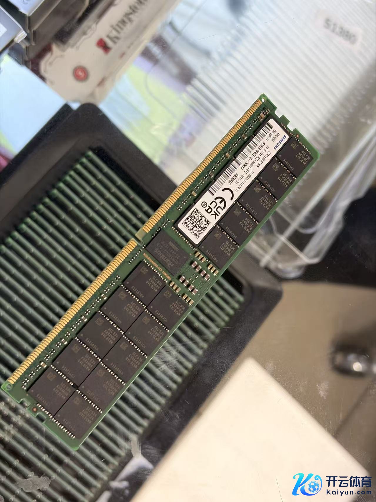 一条14000元的三星 64G DDR5奇迹器内存条,期间周报记者摄